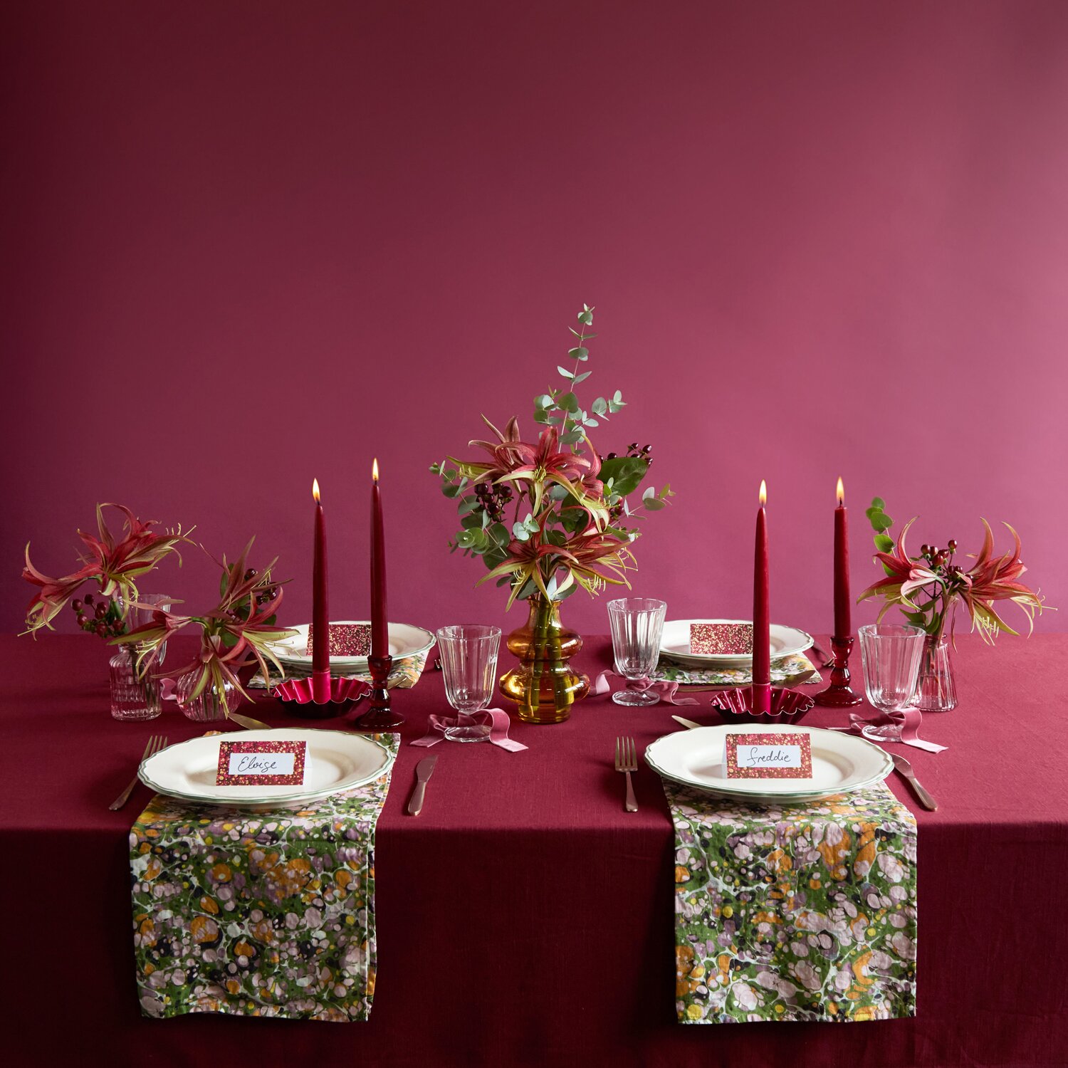 Freddie's Flowers garnet and gold tablescape, which includes flowers